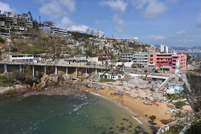 17.000 de soldați și polițiști trimiși în Acapulco unde oamenii rămași fără apă și mâncare fură tot ce găsesc. Bilanțul morților crește