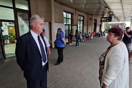 Grevă de avertisment la CFR. Zeci de călători din patru trenuri, nevoiți să aștepte două ore în Gara Buzău VIDEO