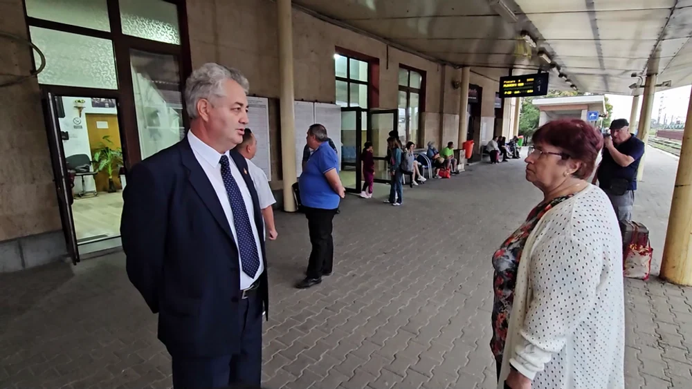 Grevă de avertisment la CFR. Zeci de călători din patru trenuri, nevoiți să aștepte două ore în Gara Buzău VIDEO