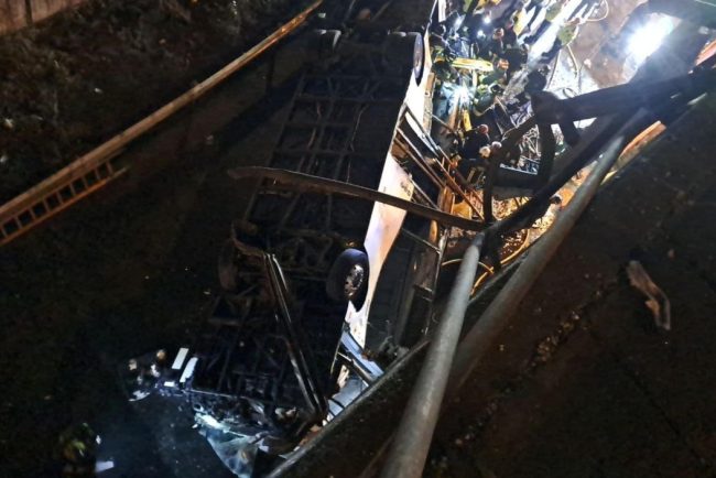Tragedie în Veneția. Un autocar a căzut de pe un pod și a luat foc. Cel puțin 21 de morți. MAE: Nu sunt români printre pasageri