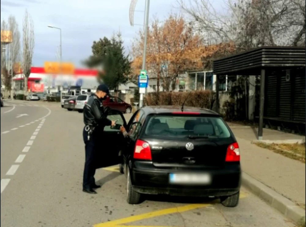 Doi tineri, depistați de polițiști drogați la volan în Piatra-Neamț. Ce substanțe psihotrope consumaseră