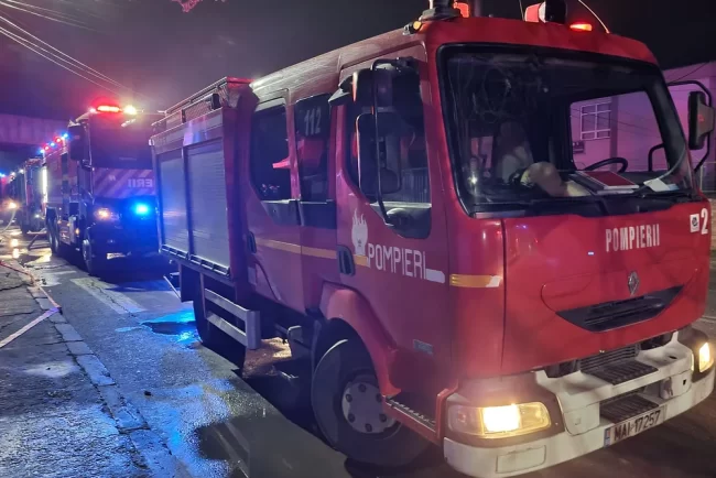 Iași: Autocar cu 30 de persoane a ieșit în decor după o coliziune cu un autoturism