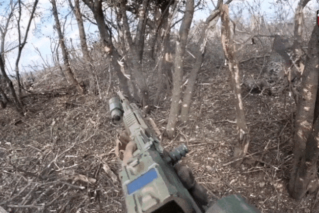 Soldații ucraineni ai Regimentului „Tsunami” iau cu asalt pozițiile rusești. Imagini dramatice
