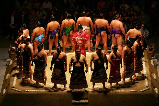 Mai mulți luptători de sumo care mergeau la un concurs i-au speriat pe angajații Japan Airlines și au cerut un avion în plus pentru ei