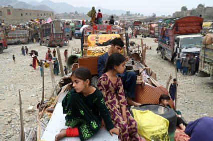 Imaginile disperării la graniță. Pakistanul îi arestează pe afganii care n-au apucat să fugă, cei care au plecat se tem de talibani