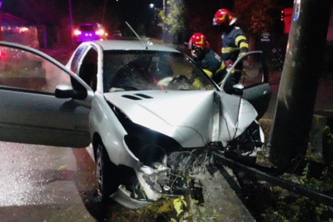 Masina izbita, in Giurgiu, de un cap de pod! Șoferul a fost transportat la spital