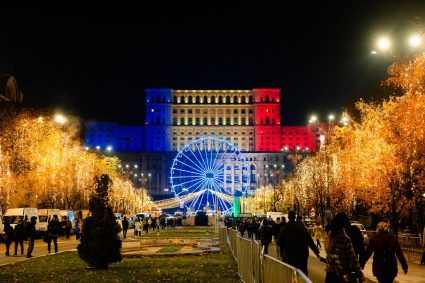 Luminițele de sărbători s-au aprins în București, iar Târgul de Crăciun din Piața Constituției și-a deschis porțile