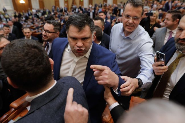 Simonis: Aducem toți jandarmii din România ca să scoatem parlamentarii din plen? Ar trebui să avem un serviciu de securitate intern