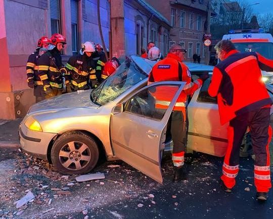 Accident cu trei răniţi în Sibiu: Șoferul, care are permisul suspendat, este în stare gravă, cu traumatism cranian sever