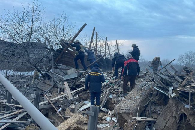 Cel puțin 11 oameni, inclusiv 5 copii, au fost uciși după un bombardament rusesc cu S-300 în estul Ucrainei