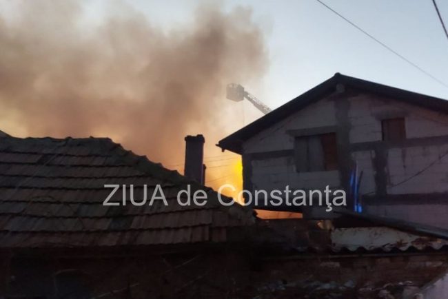 Știri Constanta azi: LIVE. Incendiu la o casa din Palazu Mare! Focul s-a extins si la o a doua casa (FOTO+VIDEO)