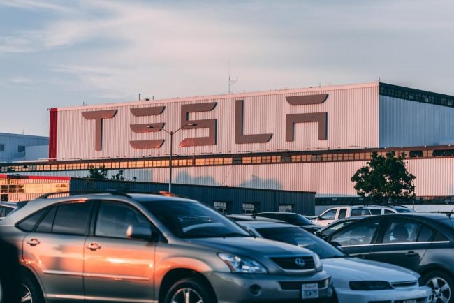Un sindicat din SUA acuză compania Tesla că a concediat ilegal angajați