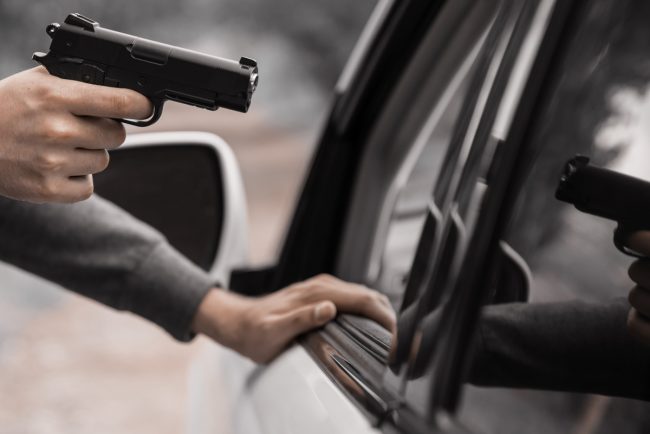 Șofer, amenițat cu pistolul de un băiat de 14 ani, după ce i-a atras atenţia pentru modul în care a traversat strada