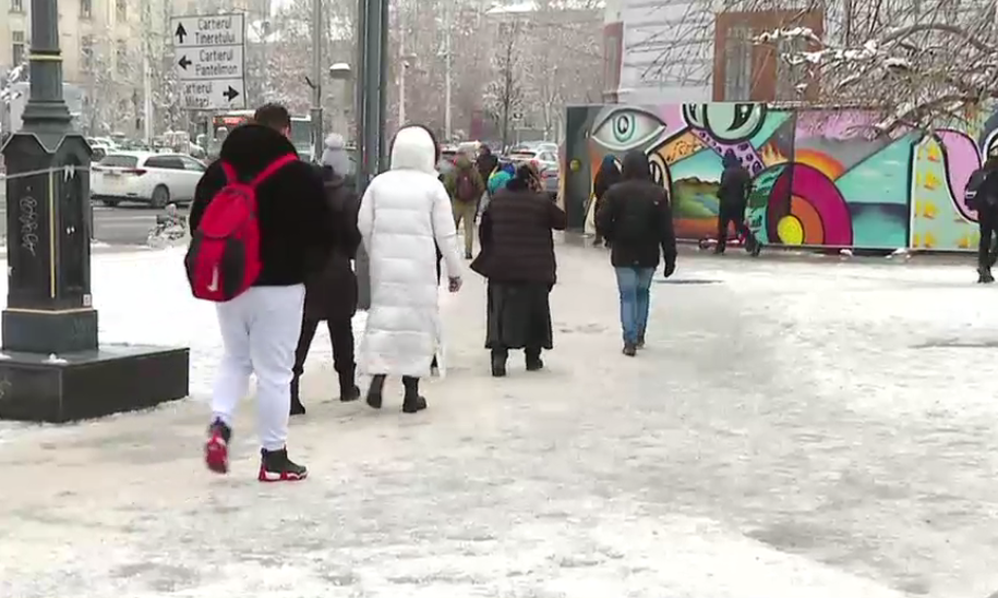 Războiul zăpezii în București: Trotuarele sunt pline de gheață, dar primarii sunt preocupați să se amendeze între ei