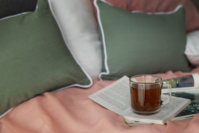 Cele mai bune 6 ceaiuri care te ajută să adormi mai repede
