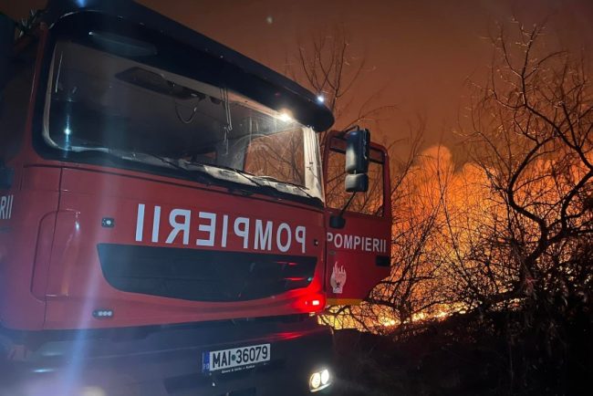 Incendiu pe bulevardul Aurel Vlaicu din Constanta. Intervin mai multe echipaje de pompieri