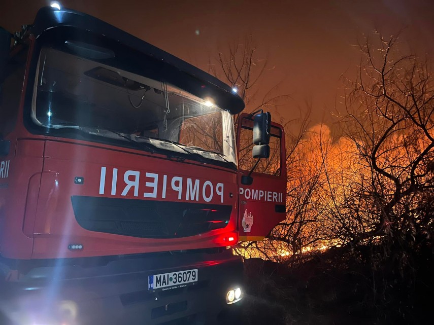 Incendiu pe bulevardul Aurel Vlaicu din Constanta. Intervin mai multe echipaje de pompieri