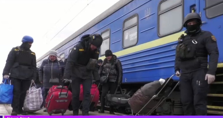Exod în estul Ucrainei, după înfrângerea din Avdiivka. Oamenii rămași în localitățile din zonă fug din calea rușilor