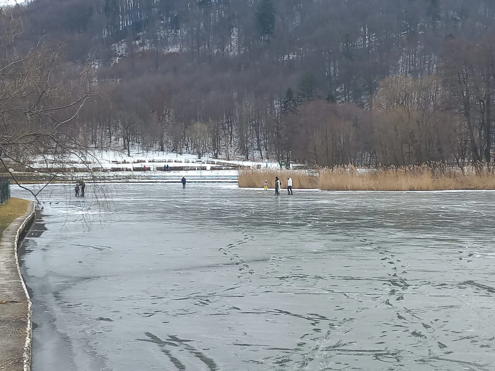 Distracție periculoasă pe un lac înghețat din Brașov. Inclusiv copiii sunt supuși unui risc inutil