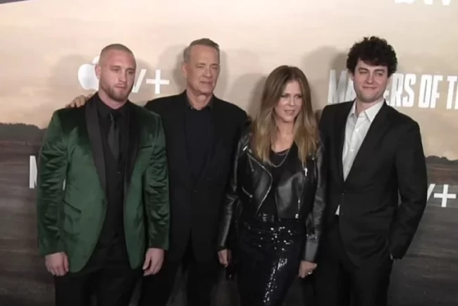 Tom Hanks și Rita Wilson, apariție rară pe covorul roșu. Actorii au fost însoțiți de cei doi fii ai lor VIDEO