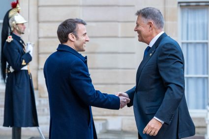 Klaus Iohannis a vorbit, la Paris, cu Emmanuel Macron, despre susţinerea Ucrainei şi situaţia de la Marea Neagră