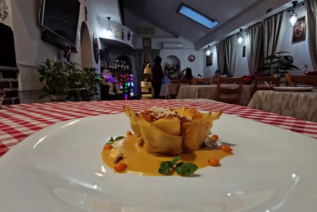 Cum se prepară lasagna cu sos de cătină, reinterpretată de Chef Andreea Pascu