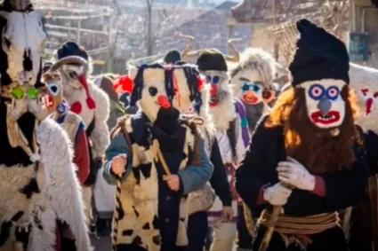 Cele mai ciudate tradiții de Crăciun la români. Obiceiul Îngropării Crăciunului și ce trebuie să facă fetele ca să își afle ursitul