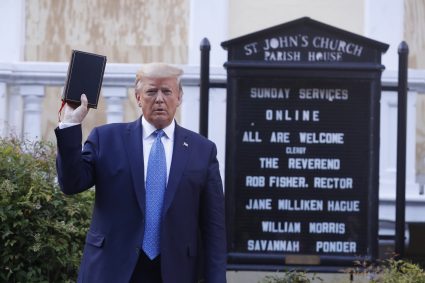 Donald Trump anunță că începe să vândă Biblii la 60 de dolari bucata. Fostul președinte are nevoie disperată de bani
