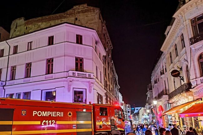Incendiu puternic în Centrul Vechi din București. Arde acoperișul unei clădiri, zeci de persoane au fost evacuate