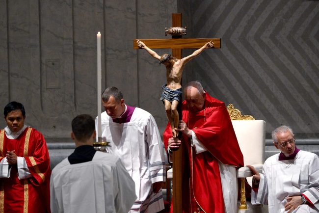 Papa Francisc și-a anulat participarea la procesiunea Via Crucis, după ce a prezidat slujba din Vinerea Mare la basilica Sfântul Petru