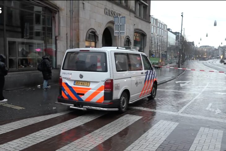 Acțiune majoră a poliției în centrul Amsterdamului din cauza unei situații suspecte la stația de metrou Rokin