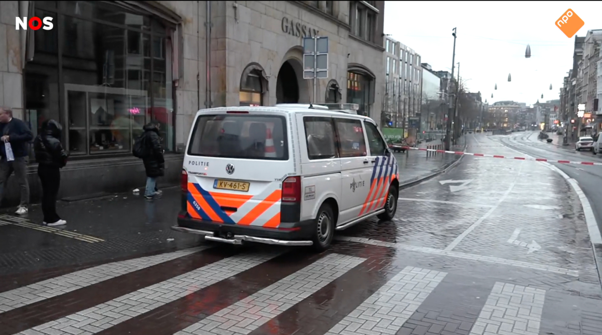 Acțiune majoră a poliției în centrul Amsterdamului din cauza unei situații suspecte la stația de metrou Rokin