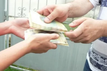 Pensionară păgubită cu 6.500 de euro şi 16.000 de lei prin metoda „Accidentul“. Cine a venit să ridice banii