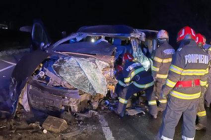 FOTO. Trei bărbaţi, răniţi într-un accident în care au fost implicate un autoturism şi două dube, în Cluj