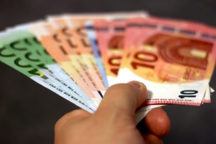 Parlamentul European: Este oficial! Plata cash va fi limitata