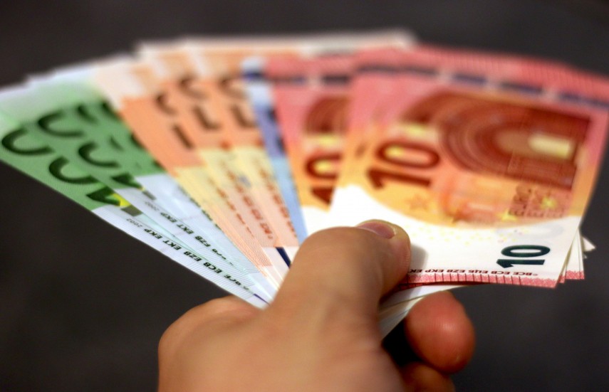 Parlamentul European: Este oficial! Plata cash va fi limitata