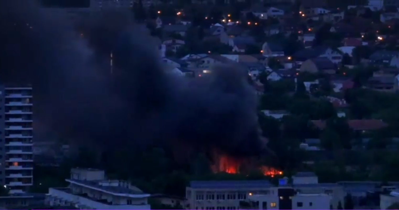 Incendiu și explozii la o clădire din Sectorul 1 al Capitalei. Pompierii au intervenit cu 15 autospeciale. A fost emis mesaj RO-Alert