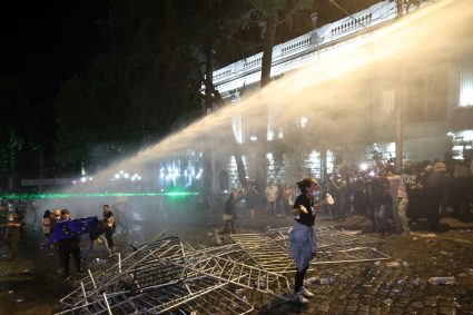 VIDEO. Proteste violente în capitala Georgiei: Forțele de ordine folosesc tunuri cu apă, gaze lacrimogene și gloanțe de cauciuc