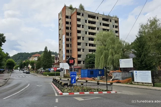 Regiunea din România plină de blocuri-fantomă. Peste 2.000 de români o părăsesc anual VIDEO