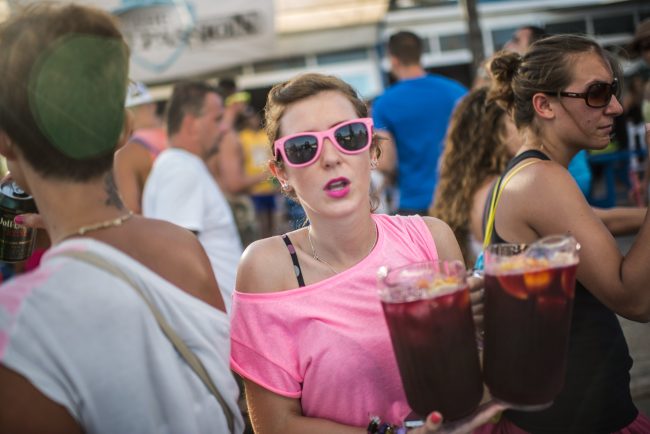 Mallorca şi Ibiza introduc restricţii la consumul de alcool pe domeniul public. Pe ce plaje nu va mai fi permis băutul în public