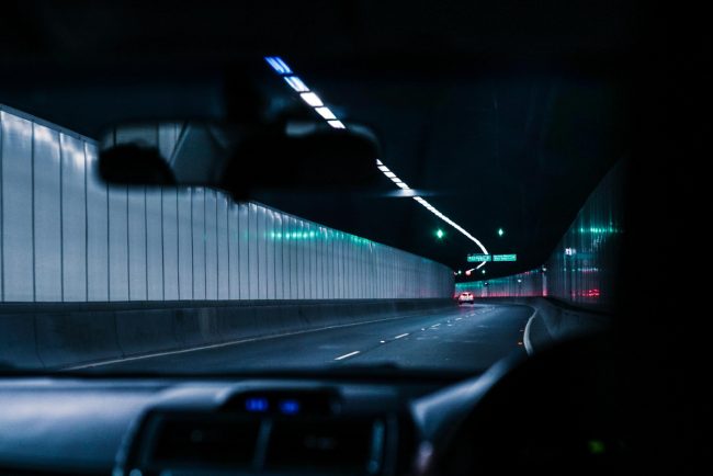 Condusul pe timp de noapte: Cum ne afectează vârsta vederea și ce putem face