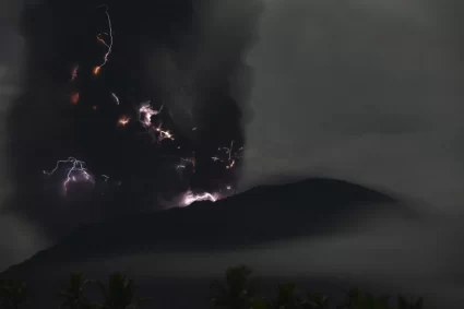 Erupția sectaculoasă a unui vulcan din Indonezia. Șapte localități din apropiere au fost evacuate VIDEO