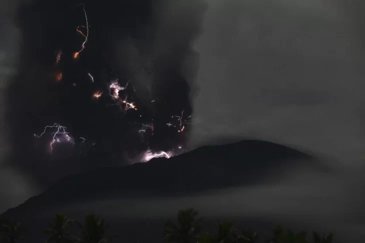 Erupția sectaculoasă a unui vulcan din Indonezia. Șapte localități din apropiere au fost evacuate VIDEO