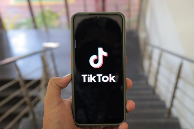 TikTok va semnala automat conţinuturile realizate cu ajutorul inteligenţei artificiale (AI)