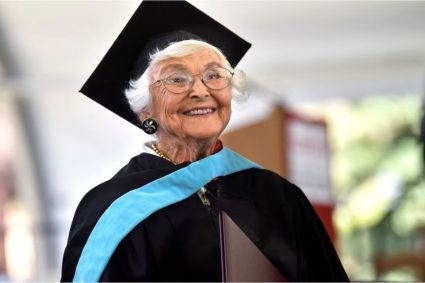 O femeie care a intrat la facultate înainte de izbucnirea celui de-al Doilea Război Mondial a obținut diploma de master la 105 ani
