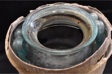 O familie a găsit o urnă funerară sub casă care conținea cel mai vechi vin descoperit vreodată. Băutura a fost făcută de romani
