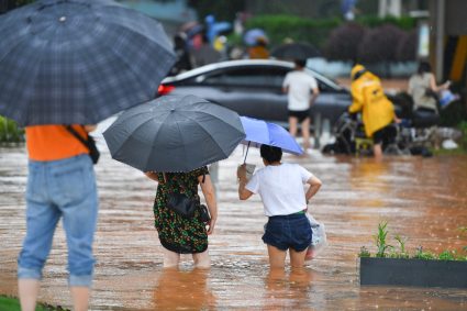 Ploile torențiale fac ravagii în China. Patru persoane au murit după o alunecare de teren