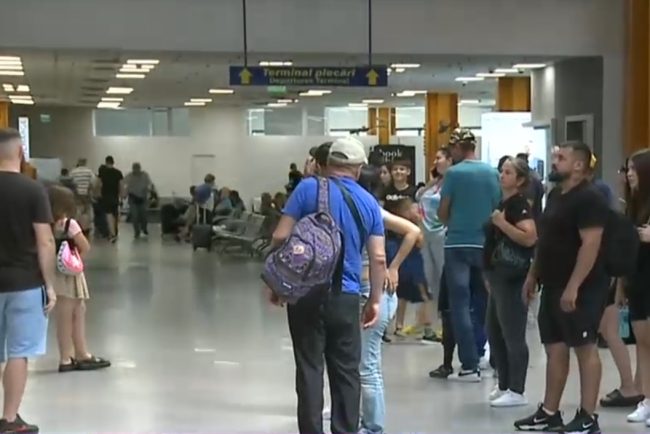 Vacanță de coșmar pentru sute de români. Zeci de zboruri au fost anulate sau amânate. Călătorii au fost nevoiți să doarmă în aeroport