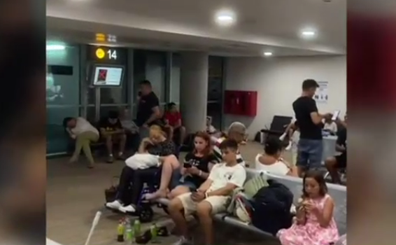 Zeci de români sunt blocați de 12 ore pe un aeroport din Cipru