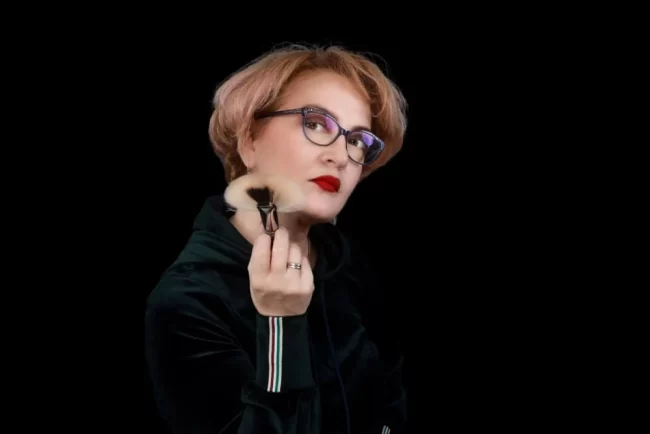 Mirela Vescan, make-up artist: „O piele strălucitoare înseamnă o piele sănătoasă“. Ce machiaj folosim vara, când tenul este bronzat